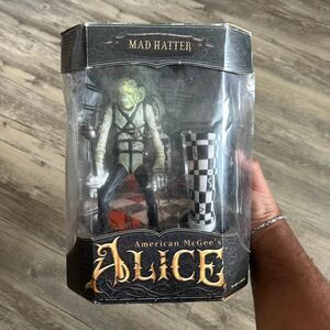 AMERICAN MCGEE'S Alice MAD HATTER New 2000 EA Milo's Workshop ACTION Figure